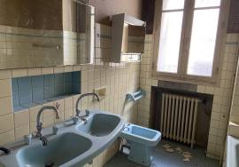Building in Heart of Town with 3 Bedroom Apartment