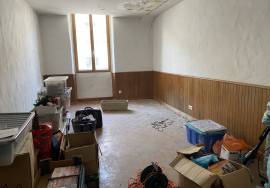 Building in Heart of Town with 3 Bedroom Apartment