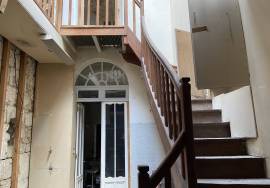 Building in Heart of Town with 3 Bedroom Apartment