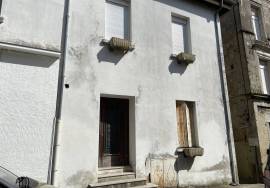 Building in Heart of Town with 3 Bedroom Apartment