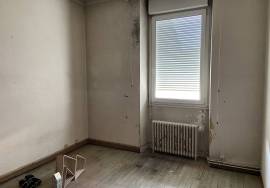 Building in Heart of Town with 3 Bedroom Apartment