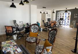 Building in Heart of Town with 3 Bedroom Apartment
