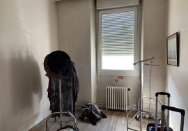 Building in Heart of Town with 3 Bedroom Apartment