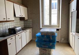 Building in Heart of Town with 3 Bedroom Apartment