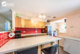 3 bedroom, Semi-detached bungalow for sale