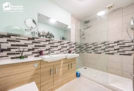 3 bedroom, Semi-detached bungalow for sale