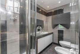 3 bedroom, Semi-detached house for sale