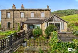 3 bedroom, Semi-detached house for sale