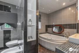 3 bedroom, Semi-detached house for sale