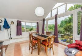 3 bedroom, Semi-detached house for sale
