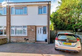3 bedroom, Semi-detached house for sale