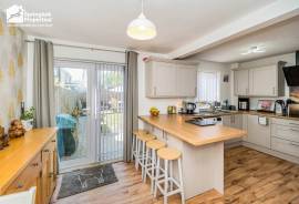 3 bedroom, Semi-detached house for sale