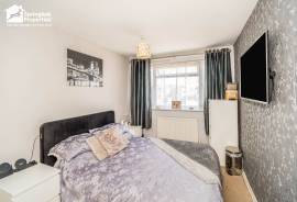 3 bedroom, Semi-detached house for sale