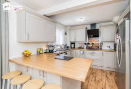 3 bedroom, Semi-detached house for sale