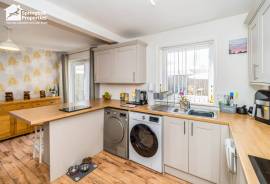 3 bedroom, Semi-detached house for sale