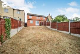 3 bedroom, Semi-detached house for sale