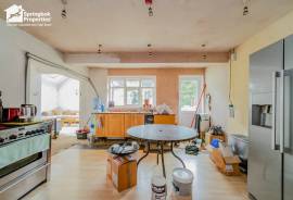 4 bedroom, Semi-detached bungalow for sale