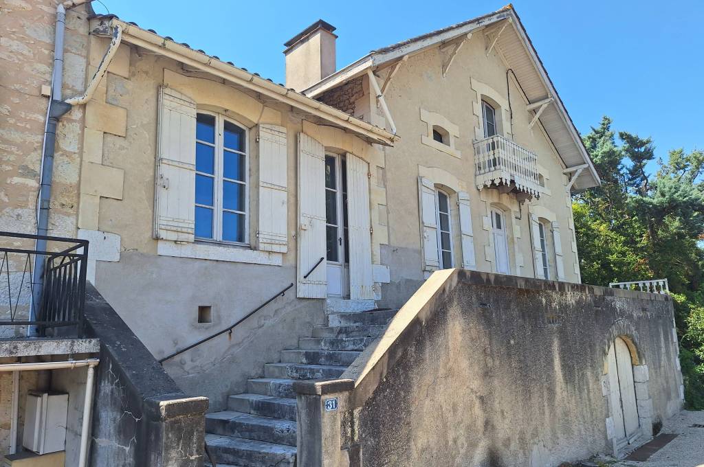 Maison de village avec jardin.