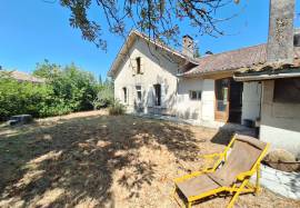 Maison de village avec jardin.