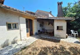 Maison de village avec jardin.