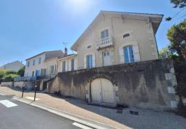 Maison de village avec jardin.