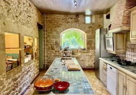 Biron: Devenez proprietaire d\'un morceau d\'histoire, en devenant le proprietaire de ces anciennes ecuries du Chateau de Biron