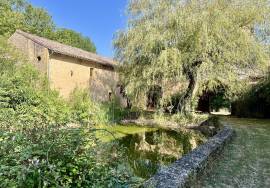 Biron: Devenez proprietaire d\'un morceau d\'histoire, en devenant le proprietaire de ces anciennes ecuries du Chateau de Biron