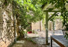 Biron: Devenez proprietaire d\'un morceau d\'histoire, en devenant le proprietaire de ces anciennes ecuries du Chateau de Biron