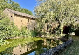 Biron: Devenez proprietaire d\'un morceau d\'histoire, en devenant le proprietaire de ces anciennes ecuries du Chateau de Biron