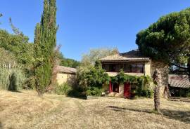 Biron: Devenez proprietaire d\'un morceau d\'histoire, en devenant le proprietaire de ces anciennes ecuries du Chateau de Biron