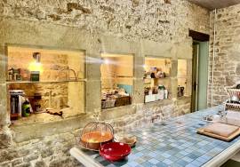 Biron: Devenez proprietaire d\'un morceau d\'histoire, en devenant le proprietaire de ces anciennes ecuries du Chateau de Biron