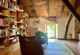 Biron: Devenez proprietaire d\'un morceau d\'histoire, en devenant le proprietaire de ces anciennes ecuries du Chateau de Biron