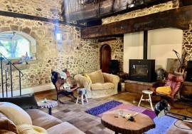 Biron: Devenez proprietaire d\'un morceau d\'histoire, en devenant le proprietaire de ces anciennes ecuries du Chateau de Biron