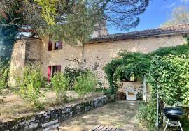 Biron: Devenez proprietaire d\'un morceau d\'histoire, en devenant le proprietaire de ces anciennes ecuries du Chateau de Biron