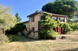 Biron: Devenez proprietaire d\'un morceau d\'histoire, en devenant le proprietaire de ces anciennes ecuries du Chateau de Biron