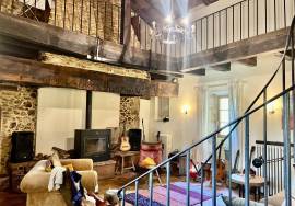 Biron: Devenez proprietaire d\'un morceau d\'histoire, en devenant le proprietaire de ces anciennes ecuries du Chateau de Biron