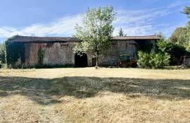 Biron: Devenez proprietaire d\'un morceau d\'histoire, en devenant le proprietaire de ces anciennes ecuries du Chateau de Biron