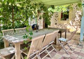 Biron: Devenez proprietaire d\'un morceau d\'histoire, en devenant le proprietaire de ces anciennes ecuries du Chateau de Biron