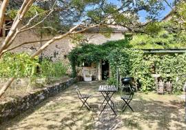 Biron: Devenez proprietaire d\'un morceau d\'histoire, en devenant le proprietaire de ces anciennes ecuries du Chateau de Biron