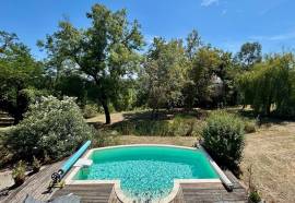 Propriete sur 11 hectares avec deux maisons d\'habitation et de nombreuses dependances aux portes de Bergerac