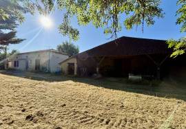 Charmant ensemble immobilier comprenant une grange et des dependances.