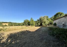 Charmant ensemble immobilier comprenant une grange et des dependances.