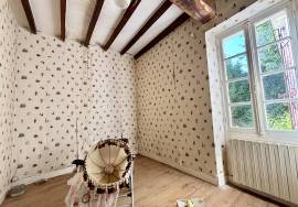 Charmant ensemble immobilier comprenant une grange et des dependances.