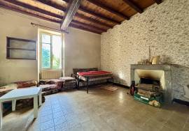 Charmant ensemble immobilier comprenant une grange et des dependances.