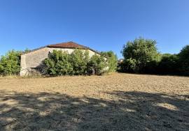 Charmant ensemble immobilier comprenant une grange et des dependances.