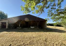 Charmant ensemble immobilier comprenant une grange et des dependances.