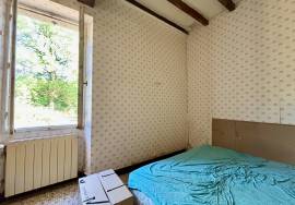 Charmant ensemble immobilier comprenant une grange et des dependances.