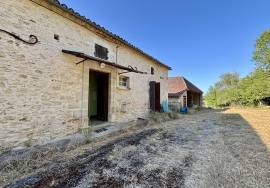 Charmant ensemble immobilier comprenant une grange et des dependances.