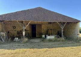 Charmant ensemble immobilier comprenant une grange et des dependances.