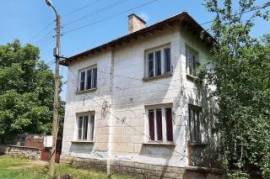 Old country house with big barn and plot of land located in a village near river 65 km north from Vratsa, Bulgaria
